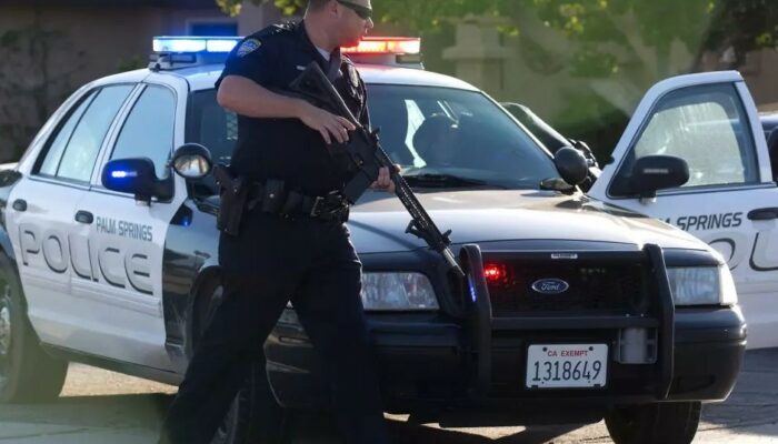 Palm Springs police officer with AR-15 - 2